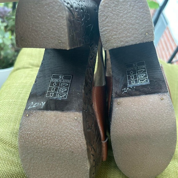 FREE PEOPLE Farrah Platform Clog Sandals Whisky Leather Carved Wood Heel Sz 5.5 - Picture 8 of 8